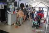 Calon penumpang antre memasuki peron di Stasiun Bandung, Jawa Barat, Rabu (9/3/2022). Pemerintah memberlakukan peraturan baru perjalanan kereta api jarak jauh bagi calon penumpang yang telah mendapatkan vaksin COVID-19 dosis kedua tidak perlu menunjukkan hasil negatif antigen atau PCR saat akan menaiki kereta api. ANTARA FOTO/Raisan Al Farisi/agr