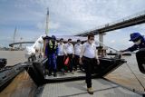 Gubernur Jambi Al Haris (kedua kanan) bersama pejabat Forkopimda Provinsi Jambi turun dari perahu usai menyusuri Sungai Batanghari saat pencanangan Gerakan Sungai Batanghari Bersih di Jambi, Rabu (9/3/2022). Pemerintah Provinsi Jambi bersama Balai Wilayah Sungai Sumatera (BWSS) VI Jambi mencanangkan Gerakan Sungai Batanghari Bersih guna menahan laju kerusakan sungai akibat abrasi, aktivitas pertambangan dan sampah. ANTARA FOTO/Wahdi Septiawan/wsj.