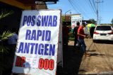 Warga keluar dari pos layanan Swab rapid antigen di sekitar Pelabuhan ketapang, Banyuwangi, Jawa Timur, Rabu (9/3/2022). Keluarnya Surat Edaran (SE) tentang aturan baru yang tidak mewajibkan menunjukan hasil negatif COVID-19 melalui PCR atau Antigen bagi yang telah melakukan vaksinasi ke-2 atau Booster sebagai persyaratan penyeberangan, berdampak pada klinik layanan antigen disekitar yang menurunkan harga dari biasanya Rp50 ribu menjadi Rp20-25 ribu. Antara Jatim/Budi Candra Setya/zk