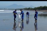 Anggota Polair Polresta Denpasar membersihkan sampah dalam kegiatan Bulan Cinta Laut di Pantai Kuta, Badung, Bali, Kamis (10/3/2022). Kegiatan yang digelar oleh Kementerian Kelautan dan Perikanan (KKP) tersebut merupakan gerakan untuk kampanye menjaga kesehatan laut dan menjaga kebersihan laut agar terbebas dari sampah plastik. AANTARA FOTO/Nyoman Hendra Wibowo/nym.