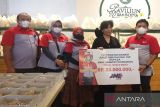 JNE bersama Anne Avantie dan Derma9 bagikan 1.000 nasi kotak untuk tenaga medis