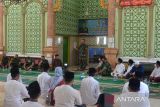 Kepala Staf Angkatan Darat (Kasad), Jenderal TNI Dudung Abdurachman memberikan sambutan saat mengunjungi Pondok Pesantren Darul Ihsan di Desa Siem, Kabupaten Aceh Besar, Aceh, Kamis (10/3/2022). Dalam kunjungan ke pondok pesantren tersebut, KASAD Jenderal TNI, Dudung Abdurrahman menawarkan kepada santri untuk menjadi prajurit TNI AD melalui jalur penerimaan khusus dengan kouta sebanyak 250 orang.ANTARA FOTO/Ampelsa