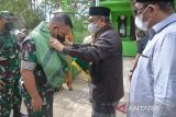 Kepala Staf Angkatan Darat (Kasad), Jenderal TNI Dudung Abdurachman (kedua kiri) dialungi sorban oleh Pimpinan Pondok Pesantren Darul Ihsan, Tgk Muhammad Faisal  kanan) saat tiba di Desa Siem, Kabupaten Aceh Besar, Aceh, Kamis (10/3/2022). Dalam kunjungan ke pondok pesantren tersebut, KASAD Jenderal TNI, Dudung Abdurrahman menawarkan kepada santri untuk menjadi prajurit TNI AD melalui jalur penerimaan khusus dengan kouta sebanyak 250 orang. ANTARA FOTO/Ampelsa