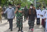 Kepala Staf Angkatan Darat (Kasad), Jenderal TNI Dudung Abdurachman (tengah) disambut  oleh Pimpinan Pondok Pesantren Darul Ihsan, Tgk Muhammad Faisal  (kanan) dan santri saat tiba di Desa Siem, Kabupaten Aceh Besar, Aceh, Kamis (10/3/2022). Dalam kunjungan ke pondok pesantren tersebut, KASAD Jenderal TNI, Dudung Abdurrahman menawarkan kepada santri untuk menjadi prajurit TNI AD melalui jalur penerimaan khusus dengan kouta sebanyak 250 orang. ANTARA FOTO/Ampelsa