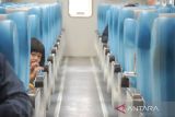 Penumpang kereta api Argo Parahyangan menunggu keberangkatan di Stasiun Bandung, Jawa Barat, Kamis (10/3/2022). PT Kereta Api Indonesia (Persero) memberlakukan aturan baru untuk perjalanan jarak jauh dengan memberlakukan kapasitas angkut kereta jarak jauh menjadi maksimal 100 persen. ANTARA FOTO/Raisan Al Farisi/agr
