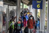 Penumpang kereta api Argo Parahyangan tiba di Stasiun Bandung, Jawa Barat, Kamis (10/3/2022). PT Kereta Api Indonesia (Persero) memberlakukan aturan baru untuk perjalanan jarak jauh dengan memberlakukan kapasitas angkut kereta jarak jauh menjadi maksimal 100 persen. ANTARA FOTO/Raisan Al Farisi/agr
