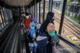 Penumpang kereta api Argo Parahyangan menaiki eskalator saat tiba di Stasiun Bandung, Jawa Barat, Kamis (10/3/2022). PT Kereta Api Indonesia (Persero) memberlakukan aturan baru untuk perjalanan jarak jauh dengan memberlakukan kapasitas angkut kereta jarak jauh menjadi maksimal 100 persen. ANTARA FOTO/Raisan Al Farisi/agr
