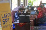 Aparatur Sipil Negara (ASN) melaporkan Surat Pemberitahuan (SPT) Tahunan Pajak 2021 di Pendopo Indramayu, Jawa Barat, Kamis (10/3/2022). Menteri Dalam Negeri Tito Karnavian meminta Kepala Daerah termasuk kalangan Aparatur Sipil Negara (ASN) untuk segera melaporkan SPT Pajak secara tepat waktu dengan batas hingga tanggal 31 Maret 2022. ANTARA FOTO/Dedhez Anggara/agr