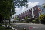 Suasana kawasan gedung Sekolah Bisnis dan Manajemen (SBM) ITB yang sepi di Kawasan Kampus ITB, Bandung, Jawa Barat, Kamis (10/3/2022). Aktivitas dan proses belajar mengajar di Kampus SBM ITB untuk sementara tidak beroperasi akibat terjadinya polemik antara forum dosen SBM ITB dengan kebijakan Rektor ITB terkait pencabutan hak swakelola SBM ITB. ANTARA FOTO/Novrian Arbi/agr