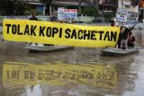 Sejumlah aktivis lingkungan melakukan aksi di atas perahu di Sungai Kalimas Surabaya, Jawa Timur, Kamis (10/3/2022). Aksi yang digelar oleh komunitas peduli lingkungan berkelanjutan (CO ENSIS) dan Ecoton tersebut dilakukan untuk mengajak masyarakat mengurangi pengunaan plastik sekali pakai. ANTARA FOTO/Didik Suhartono/foc.