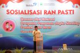 Wakil Gubernur Jawa Barat Uu Ruzhanul Ulum memberikan kata sambutan sekaligus membuka sosialisasi percepatan penurunan angka stunting di Bandung, Jawa Barat, Jumat (11/3/2022). Sosialisasi percepatan penurunan angka stunting tersebut ditujukan sebagai salah satu langkah untuk mengejar target jumlah balita stunting pada 2024 tersisa 14 persen. ANTARA FOTO/Raisan Al Farisi/agr