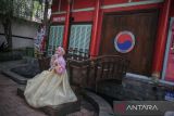 Warga memakai kostum pakaian tradisional Korea saat mengunjungi Kampung Korea di Kiara Artha Park, Bandung, Jawa Barat, Sabtu (12/3/2022). Kampung Korea yang menawarkan arsitektur Negara Korea tersebut menjadi alternatif wisata di pusat Kota Bandung pada akhir pekan. ANTARA FOTO/Raisan Al Farisi/agr
