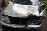 Kendaraan dinas Bappenda Lotim nyungsep ke parit di Wanasaba