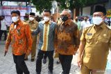 Ketua Dewan Komisioner (DK) Otoritas Jasa Keuangan (OJK) Wimboh Santoso (dua dari kanan) didampingi Wali Kota Malang, Sutiaji (kanan), anggota DPR RI Komisi XI  Andreas Eddy Susetyo (kiri) dan Mukhamad Misbakhun (dua dari kiri) meninjau Kantor Otoritas Jasa Keuangan usai diresmikan di Malang, Jawa Timur, Senin (14/3/2022). Diharapkan kantor baru OJK Malang tersebut dapat meningkatkan pemahaman dan edukasi terkait masalah keuangaan pada masyarakat sehingga mampu menumbuhkan perekonomian di daerah. Antara Jatim/Ari Bowo Sucipto/zk