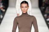 Bella Hadid donasikan semua gajinya dari pekan mode untuk Ukraina