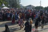 Sejumlah warga antre berbelanja bahan pokok saat berlangsung pasar murah di Pasar Al-Mahirah, Banda Aceh, Aceh, Selasa (15/3/2022). Pasar murah yang berlangsung hingga 18 Maret 2022 menyediakan bahan pangan, beras, minyak goreng, gula pasir dan telur ayam dengan subsidi harga Rp100 ribu per paket itu, sempat menuai protes dar warga yang tidak mendapat kupon berbelanja karena membeludaknya pengunjung dan selain pasar murah tidak tepat sasaran yang seharusnya  memprioritaskan warga tidak mampu . ANTARA FOTO/Ampelsa