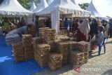 Sejumlah warga antre berbelanja bahan pokok saat berlangsung pasar murah di Pasar Al-Mahirah, Banda Aceh, Aceh, Selasa (15/3/2022). Pasar murah yang berlangsung hingga 18 Maret 2022 menyediakan bahan pangan, beras, minyak goreng, gula pasir dan telur ayam dengan subsidi harga Rp100 ribu per paket itu, sempat menuai protes dar warga yang tidak mendapat kupon berbelanja karena membeludaknya pengunjung dan selain pasar murah tidak tepat sasaran yang seharusnya  memprioritaskan warga tidak mampu . ANTARA FOTO/Ampelsa