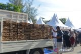 Sejumlah warga antre berbelanja bahan pokok saat berlangsung pasar murah di Pasar Al-Mahirah, Banda Aceh, Aceh, Selasa (15/3/2022). Pasar murah yang berlangsung hingga 18 Maret 2022 menyediakan bahan pangan, beras, minyak goreng, gula pasir dan telur ayam dengan subsidi harga Rp100 ribu per paket itu, sempat menuai protes dar warga yang tidak mendapat kupon berbelanja karena membeludaknya pengunjung dan selain pasar murah tidak tepat sasaran yang seharusnya  memprioritaskan warga tidak mampu . ANTARA FOTO/Ampelsa