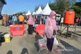 Sejumlah warga antre berbelanja bahan pokok saat berlangsung pasar murah di Pasar Al-Mahirah, Banda Aceh, Aceh, Selasa (15/3/2022). Pasar murah yang berlangsung hingga 18 Maret 2022 menyediakan bahan pangan, beras, minyak goreng, gula pasir dan telur ayam dengan subsidi harga Rp100 ribu per paket itu, sempat menuai protes dar warga yang tidak mendapat kupon berbelanja karena membeludaknya pengunjung dan selain pasar murah tidak tepat sasaran yang seharusnya  memprioritaskan warga tidak mampu . ANTARA FOTO/Ampelsa