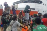 Aparat TNI-Polri di Mamberamo bersinergi periksa penumpang kapal