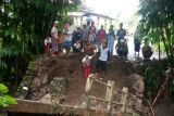Jembatan roboh di Desa Pengembur Lombok Tengah nyaris telan korban jiwa