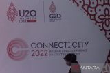 Peserta berjalan untuk mengikuti Konferensi Internasional CONNECTI:CITY 2022 U20 dalam rangkaian G20 di Gedung Merdeka, Bandung, Jawa Barat, Senin (14/3/2022). Pemerintah Provinsi Jawa Barat menyelenggarakan konferensi internasional CONNECTI:CITY 2022 sebagai bentuk gagasan dan solusi dalam penguatan promosi ekonomi kreatif yang tangguh, inklusif dan juga berkelanjutan di era pandemi yang sejalan dengan Presidensi Indonesia pada G20 yang mengusung Recover Together - Recover Stronger. ANTARA FOTO/Novrian Arbi/agr