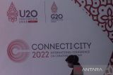 Peserta berjalan untuk mengikuti Konferensi Internasional CONNECTI:CITY 2022 U20 dalam rangkaian G20 di Gedung Merdeka, Bandung, Jawa Barat, Senin (14/3/2022). Pemerintah Provinsi Jawa Barat menyelenggarakan konferensi internasional CONNECTI:CITY 2022 sebagai bentuk gagasan dan solusi dalam penguatan promosi ekonomi kreatif yang tangguh, inklusif dan juga berkelanjutan di era pandemi yang sejalan dengan Presidensi Indonesia pada G20 yang mengusung Recover Together - Recover Stronger. ANTARA FOTO/Novrian Arbi/agr