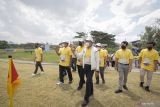 Menteri Pemuda dan Olahraga Zainudin Amali (tengah) bersama Rektor Universitas Negeri Surabaya Noor Hasan (kedua kiri) meninjau fasilitas olahraga di Universitas Negeri Surabaya, Surabaya, Jawa Timur, Rabu (16/3/2022). Menpora meninjau berbagai fasilitas olahraga, Labschool, dan Sport Science Fitnes Center (SSFC) di Universitas Negeri Surabaya dalam rangka implementasi pembibitan pelajar kelas 1 SMP untuk Desain Besar Olahraga Nasional (DBON). ANTARA FOTO/Rizal Hanafi/Zk