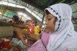 Sejumlah pelajar membuat mainan anak dari gelas plastik bekas di Sekolah Alam Ramadhani, Kelurahan Mojoroto, Kota Kediri, Jawa Timur, Selasa (15/2/2022). Pelatihan pembuatan berbagai jenis mainan anak dengan memanfaatkan barang bekas tersebut guna mengurangi jumlah sampah di lingkungan sekitar sekaligus mengasah kreativitas anak. Antara Jatim/Prasetia Fauzani/zk