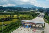 Foto udara proyek Jalan Tol Cileunyi-Sumedang-Dawuan (Cisumdawu) seksi II di Ciakar, Kabupaten Sumedang, Jawa Barat, Rabu (16/3/2022). Kepala Satker Pembangunan Jalan Tol Cisumdawu Vidi Ferdian menyatakan, progres pengerjaan fisik Tol Cisumdawu seksi II telah mencapai 95 persen dan ditargetkan beroperasi secara fungsional pada tahun ini. ANTARA FOTO/Raisan Al Farisi/agr