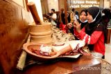 Sejumlah pengunjung dan pelajar melihat rempah-rempah pada pameran tematik Aroma Rempah Jejak Sejarah Aceh di Museum Aceh, Banda Aceh, Aceh, Rabu (16/3/2022). Pameran yang diseleggarakan Dinas Kebudayaan dan Pariwisata Aceh melalui UPTD Museum Aceh tersebut bertujuan untuk mengedukasikan kepada pengunjung dan pelajar tentang sejarah perdagangan dan pejelajahan jalur rempah yang menghubungkan Aceh dengan berbagai negara di dunia. ANTARA ACEH/Syifa Yulinnas