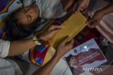 Relawan Jabar Quick Response (JQR) memberikan bantuan sosial kepada warga penderita tumor di Kampung Sinargalih, Kota Tasikmalaya, Jawa Barat, Kamis (17/3/2022). Pemerintah Provinsi Jawa Barat melalui program Jabar Quick Response (JQR) merespons berbagai keluhan dan permasalahan yang terjadi di masyarakat Jawa Barat dan pada tahun 2021 tercatat 3.762 aduan dengan realisasi penanganan sebanyak 2.302 aduan. ANTARA FOTO/Adeng Bustomi/agr