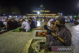 Umat islam memanjatkan doa saat malam nisfu Sya'ban 15 Sya'ban 1443 Hijriah di Masjid Jami Banjarmasin, Kalimantan Selatan, Kamis (17/3/2022). Malam nisfu Sya'ban disebut juga malam pengampunan dosa sehingga banyak umat islam untuk beribadah, Shalat sunat nisfu Sya'ban bisa dilakukan dipertengahan bulan sya'ban atau di malam tanggal 15 pada bulan Sya'ban. Foto Antaranews Kalsel/Bayu Pratama S.