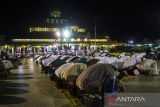 Umat islam melaksanakan shalat sunat tasbih malam nisfu Sya'ban 15 Sya'ban 1443 Hijriah di Masjid Jami Banjarmasin, Kalimantan Selatan, Kamis (17/3/2022). Malam nisfu Sya'ban disebut juga malam pengampunan dosa sehingga banyak umat islam untuk beribadah, Shalat sunat nisfu Sya'ban bisa dilakukan dipertengahan bulan sya'ban atau di malam tanggal 15 pada bulan Sya'ban. Foto Antaranews Kalsel/Bayu Pratama S.