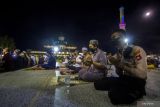 Umat islam memanjatkan doa saat malam nisfu Sya'ban 15 Sya'ban 1443 Hijriah di Masjid Jami Banjarmasin, Kalimantan Selatan, Kamis (17/3/2022). Malam nisfu Sya'ban disebut juga malam pengampunan dosa sehingga banyak umat islam untuk beribadah, Shalat sunat nisfu Sya'ban bisa dilakukan dipertengahan bulan sya'ban atau di malam tanggal 15 pada bulan Sya'ban. Foto Antaranews Kalsel/Bayu Pratama S.