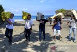 Tim Direktorat Reserse Narkoba Polda Jawa Barat mengamankan barang bukti narkotika jenis sabu saat menggagalkan penyelundupan sabu melalui jalur laut di Pantai Mandasari, Kecamatan Parigi, Kabupaten Pangandaran, Jawa Barat, Rabu (16/3/2022). Direktorat Reserse Narkoba Polda Jawa Barat menggagalkan penyelundupan sabu dari Iran sebanyak satu ton dan mengamankan empat orang pelaku. ANTARA FOTO/Dit Resnarkoba Polda Jabar/Handout/adb/agr
