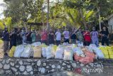 Tim Direktorat Reserse Narkoba Polda Jawa Barat menunjukan barang bukti karung berisikan sabu saat menggagalkan penyelundupan sabu melalui jalur laut di Pantai Mandasari, Kecamatan Parigi, Kabupaten Pangandaran, Jawa Barat, Rabu (16/3/2022). Direktorat Reserse Narkoba Polda Jawa Barat menggagalkan penyelundupan sabu dari Iran sebanyak satu ton dan mengamankan empat orang pelaku. ANTARA FOTO/Dit Resnarkoba Polda Jabar/Handout/adb/agr