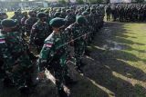 Sejumlah prajurit berbaris usai mengikuti Upacara Pemberangkatan Satgas Organik Yonif Raider 142/Ksatria Jaya di Kasang, Jambi Timur, Jambi, Rabu (16/3/2022). Sebanyak 400 prajurit Yonif 142/Ksatria Jaya diberangkatkan menuju Papua untuk menjalankan tugas menjaga keamanan bersama dengan satuan-satuan lainnya. ANTARA FOTO/Wahdi Septiawan/tom.