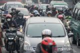 Kendaraan terjebakan kemacetan di Cibiru, Bandung, Jawa Barat, Jumat (18/3/2022). Pemerintah Kota Bandung berencana akan membangun underpas di Kawasan Cibiru guna mengurai kemacetan yang kerap kali terjadi di kawasan yang menjadi pintu masuk menuju Kota Bandung dari Sumedang dan Garut. ANTARA FOTO/Raisan Al Farisi/agr
