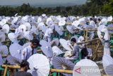 Ribuan siswa melukis payung geulis saat Festival, Lomba dan Rekor Melukis 2022 Payung Geulis Se-Jawa Barat di SMA Negeri 10 Kota Tasikmalaya, Jawa Barat, Sabtu (19/3/2022). Festival melukis payung geulis yang merupakan Warisan Budaya Takbenda (WBTb) itu memecahkan rekor MURI dengan diikuti sebanyak 2022 peserta secara langsung dan daring. ANTARA FOTO/Adeng Bustomi/agr