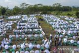 Ribuan siswa melukis payung geulis saat Festival, Lomba dan Rekor Melukis 2022 Payung Geulis Se-Jawa Barat di SMA Negeri 10 Kota Tasikmalaya, Jawa Barat, Sabtu (19/3/2022). Festival melukis payung geulis yang merupakan Warisan Budaya Takbenda (WBTb) itu memecahkan rekor MURI dengan diikuti sebanyak 2022 peserta secara langsung dan daring. ANTARA FOTO/Adeng Bustomi/agr