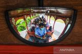 Wisatawan berada di  bus trem saat berkeliling Kawasan Kiara Artha Park, Bandung, Jawa Barat, Sabtu (19/3/2022). Gubernur Jawa Barat Ridwan Kamil menargetkan tingkat kunjungan wisatawan ke Jawa Barat pada 2022 mencapai 40 juta orang, target tersebut mengalami kenaikan seperti masa kejayaan wisatawan Jawa Barat pada 2018. ANTARA FOTO/Raisan Al Farisi/agr
