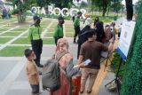 Sejumlah warga antre untuk memindai kode QR pada aplikasi PeduliLindungi sebelum masuk di Alun-Alun Kota Bogor, Jawa Barat, Sabtu (19/3/2022). Alun-Alun Kota Bogor yang sudah dibuka kembali tersebut mulai ramai dikunjungi warga untuk mengisi libur akhir pekan dengan tetap menerapkan protokol kesehatan pencegahan penyebaran COVID-19. ANTARA FOTO/Arif Firmansyah/nz
