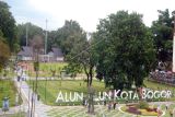 Sejumlah warga berfoto di Alun-Alun Kota Bogor, Jawa Barat, Sabtu (19/3/2022). Alun-Alun Kota Bogor yang sudah dibuka kembali tersebut mulai ramai dikunjungi warga untuk mengisi libur akhir pekan dengan tetap menerapkan protokol kesehatan pencegahan penyebaran COVID-19. ANTARA FOTO/Arif Firmansyah/nz