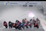 Sejumlah pembalap melaju saat balapan MotoGP seri Pertamina Grand Prix of Indonesia di Pertamina Mandalika International Street Circuit, Lombok Tengah, NTB, Minggu (20/3/2022). Pembalap Red Bull KTM Factory Racing Miguel Oliveira berhasil menjadi juara pertama diikuti pembalap Monster Energy Yamaha Fabio Quartararo dan pembalap Pramac Racing Johann Zarco. ANTARA FOTO/Andika Wahyu/nym.