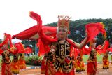 Penari menampilkan tarian kolosal kolaborasi Gandrung dan Jaranan Buto pada Pembukaan Kejuaraan Daerah (Kejurda) Atletik Jawa Timur di GOR Tawangalun, Banyuwangi, Jawa Timur, Sabtu (19/3/2022). Penampilan tarian kolosal itu merupakan partunjukan pertama setelah sekitar 2 tahun tidak digelar karena pandemi. Antara Jatim/Budi Candra Setya/zk