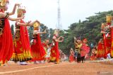 Penari menampilkan tarian kolosal kolaborasi Gandrung dan Jaranan Buto pada Pembukaan Kejuaraan Daerah (Kejurda) Atletik Jawa Timur di GOR Tawangalun, Banyuwangi, Jawa Timur, Sabtu (19/3/2022). Penampilan tarian kolosal itu merupakan partunjukan pertama setelah sekitar 2 tahun tidak digelar karena pandemi. Antara Jatim/Budi Candra Setya/zk