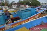 Nelayan membawa jeriken antre untuk mendapatkan solar subsidi di Stasiun Pengisian Bahan Bakar Nelayan (SPBN) Pelabuhan Lampulo, Banda Aceh, Aceh, Senin (21/3/2022). Nelayan menyatakan puluhan kapal ikan dengan bobot kurang 30 GT terpaksa antre mendapatkan solar subsidi, karena pasokan solar di SPBN tersebut terbatas hanya delapan ton per hari, sementara kebutuhan solar kapal nelayan sekitar 25 ton per hari. ANTARA FOTO/Ampelsa