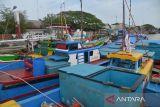 Nelayan membawa jeriken antre untuk mendapatkan solar subsidi di Stasiun Pengisian Bahan Bakar Nelayan (SPBN) Pelabuhan Lampulo, Banda Aceh, Aceh, Senin (21/3/2022). Nelayan menyatakan puluhan kapal ikan dengan bobot kurang 30 GT terpaksa antre mendapatkan solar subsidi, karena pasokan solar di SPBN tersebut terbatas hanya delapan ton per hari, sementara kebutuhan solar kapal nelayan sekitar 25 ton per hari. ANTARA FOTO/Ampelsa