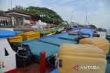 Nelayan membawa jeriken antre untuk mendapatkan solar subsidi di Stasiun Pengisian Bahan Bakar Nelayan (SPBN) Pelabuhan Lampulo, Banda Aceh, Aceh, Senin (21/3/2022). Nelayan menyatakan puluhan kapal ikan dengan bobot kurang 30 GT terpaksa antre mendapatkan solar subsidi, karena pasokan solar di SPBN tersebut terbatas hanya delapan ton per hari, sementara kebutuhan solar kapal nelayan sekitar 25 ton per hari. ANTARA FOTO/Ampelsa